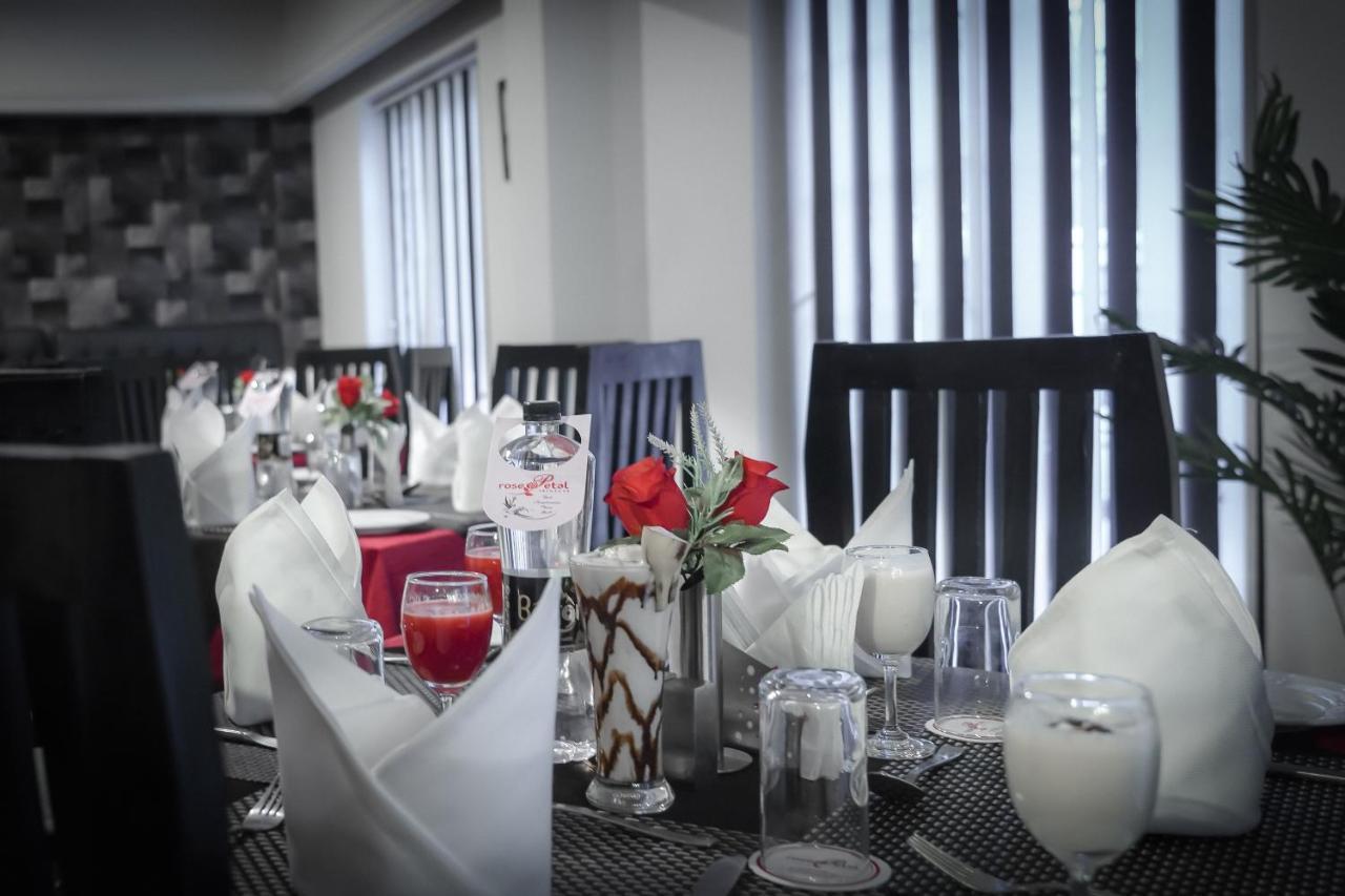Hotel Rose Petal Srinagar Zewnętrze zdjęcie