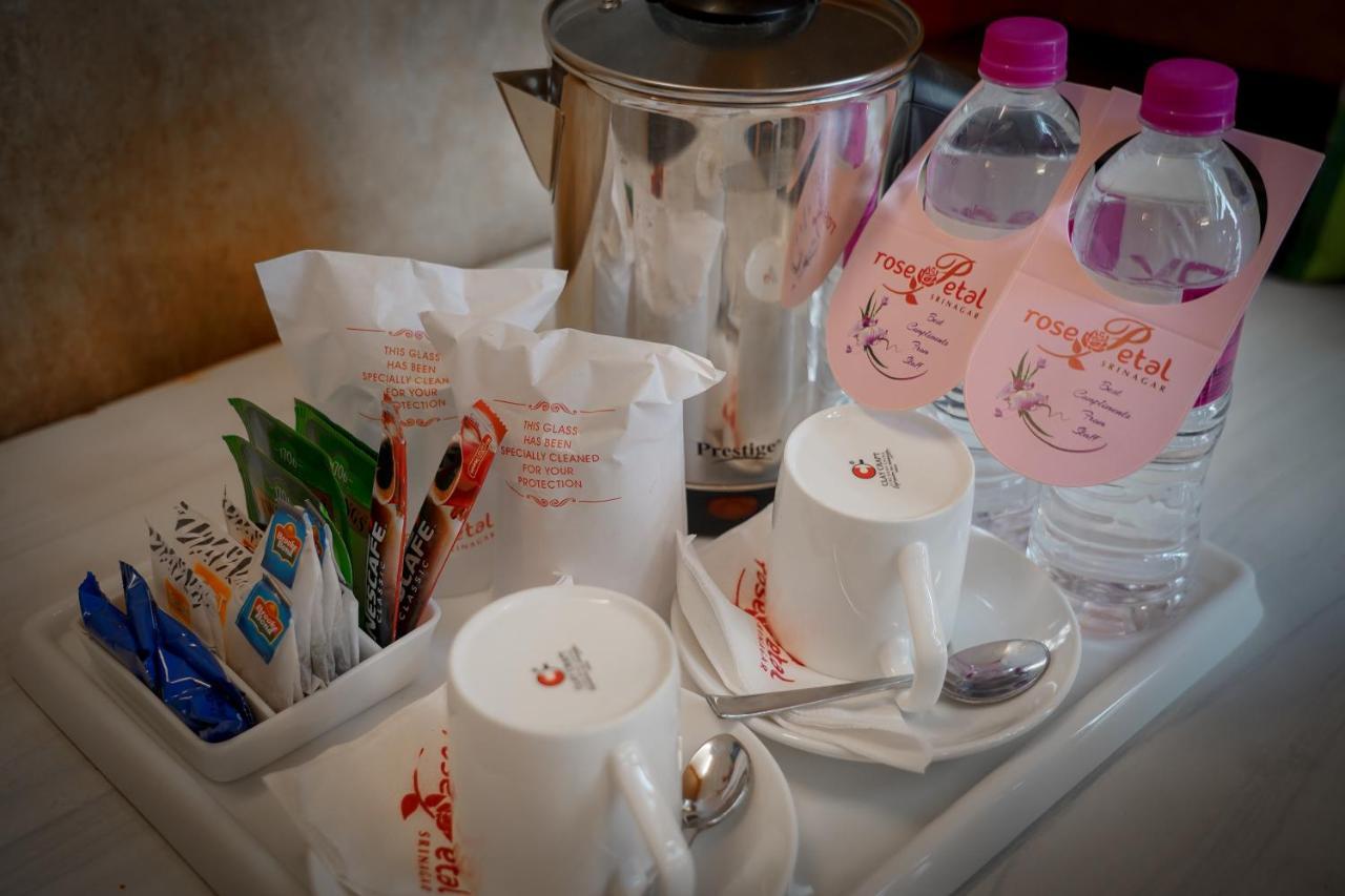 Hotel Rose Petal Srinagar Zewnętrze zdjęcie