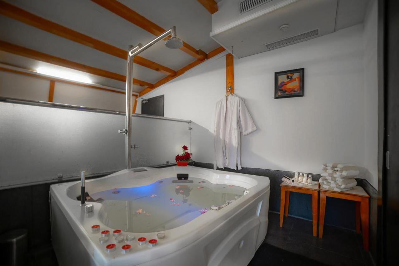 Hotel Rose Petal Srinagar Zewnętrze zdjęcie