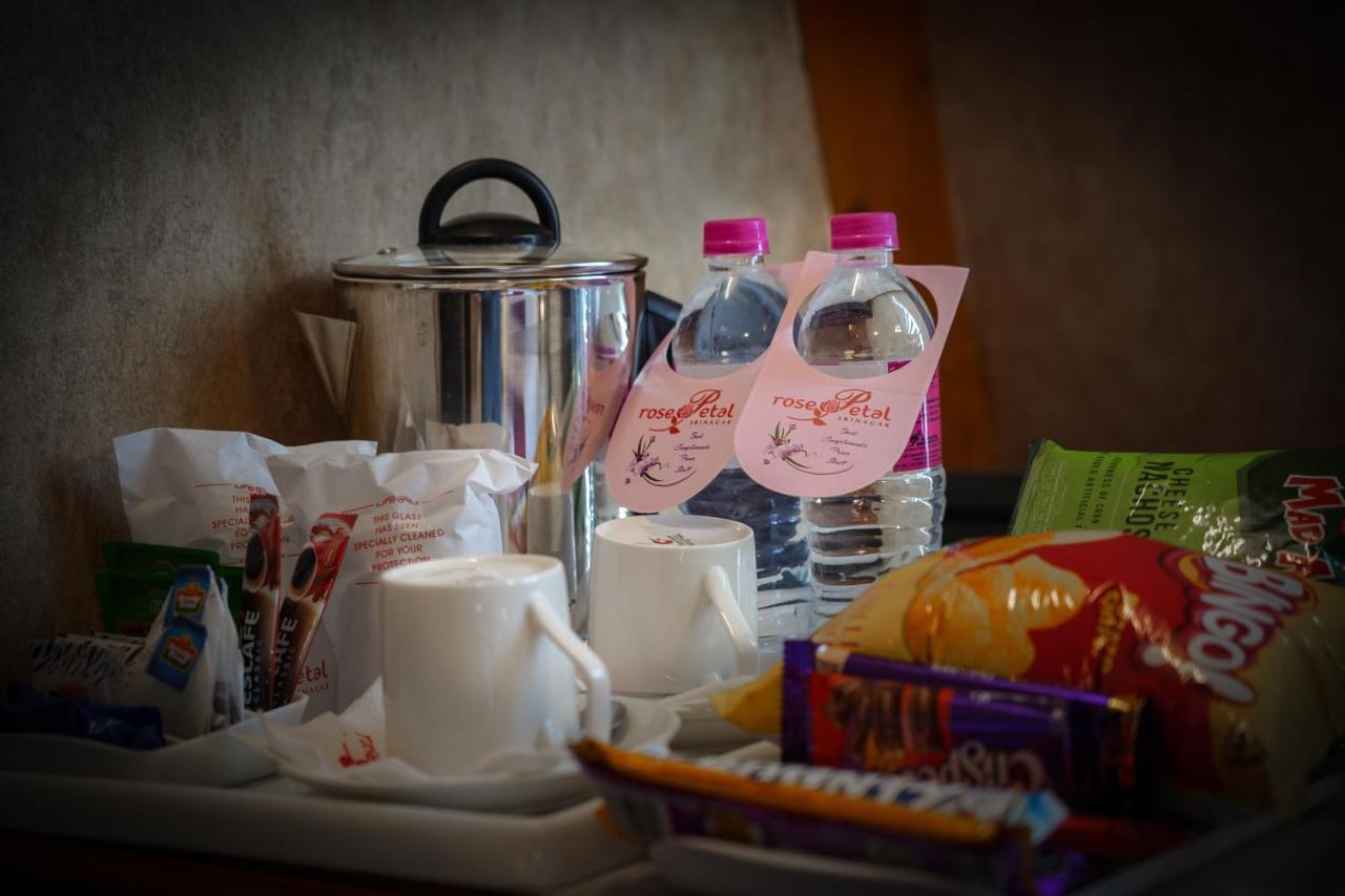 Hotel Rose Petal Srinagar Zewnętrze zdjęcie